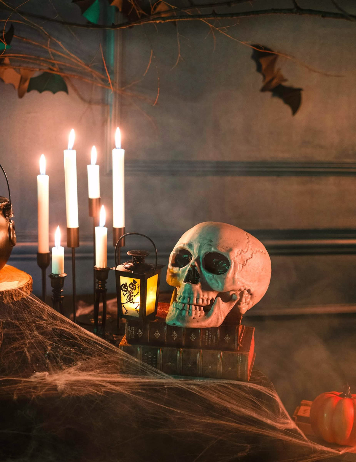 Cenário com um crânio da lanterna luminosa Esqueleto para halloween