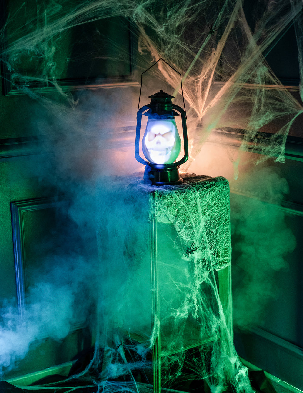 Mise en situation avec fumée et toiles d'araignée de la Lanterne lumineuse et sonore Halloween