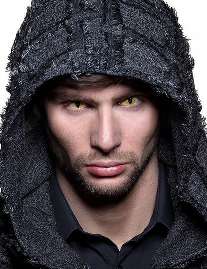 Portrait d'un homme portant les lentilles de contact fantaisie oeil serpent