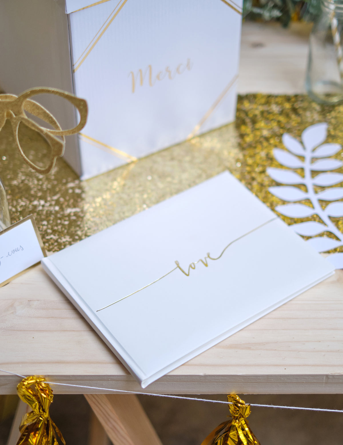 Mise en situation du livre d'or love blanc avec lettres dorées