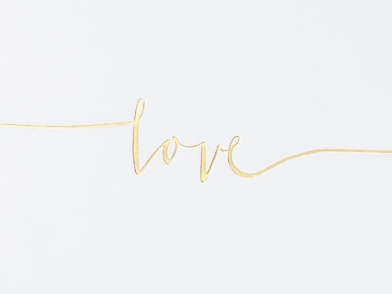 Gros plan sur les lettres dorées du livre d'or love