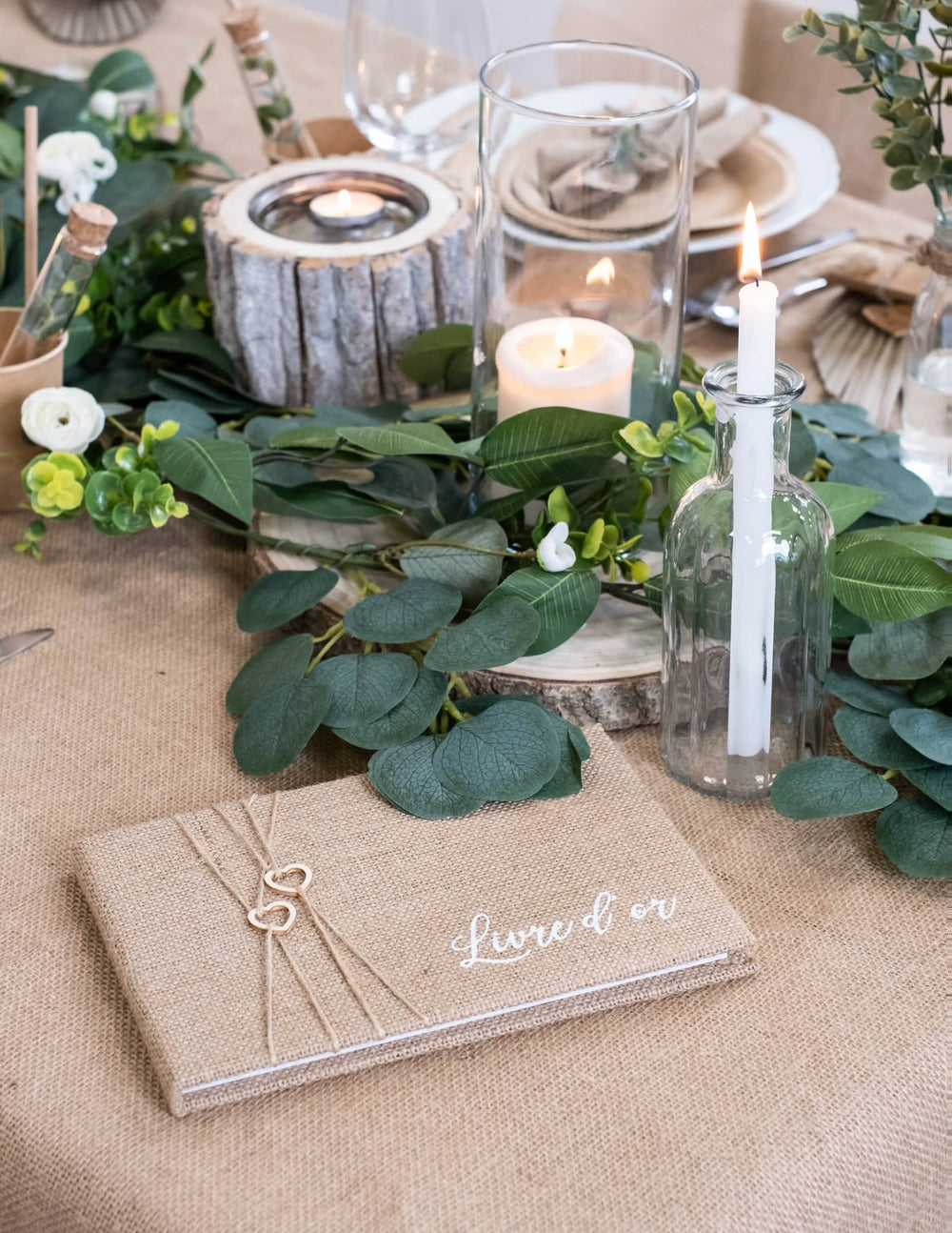 Encenação numa mesa campestre para o livro de ouro de casamento nature