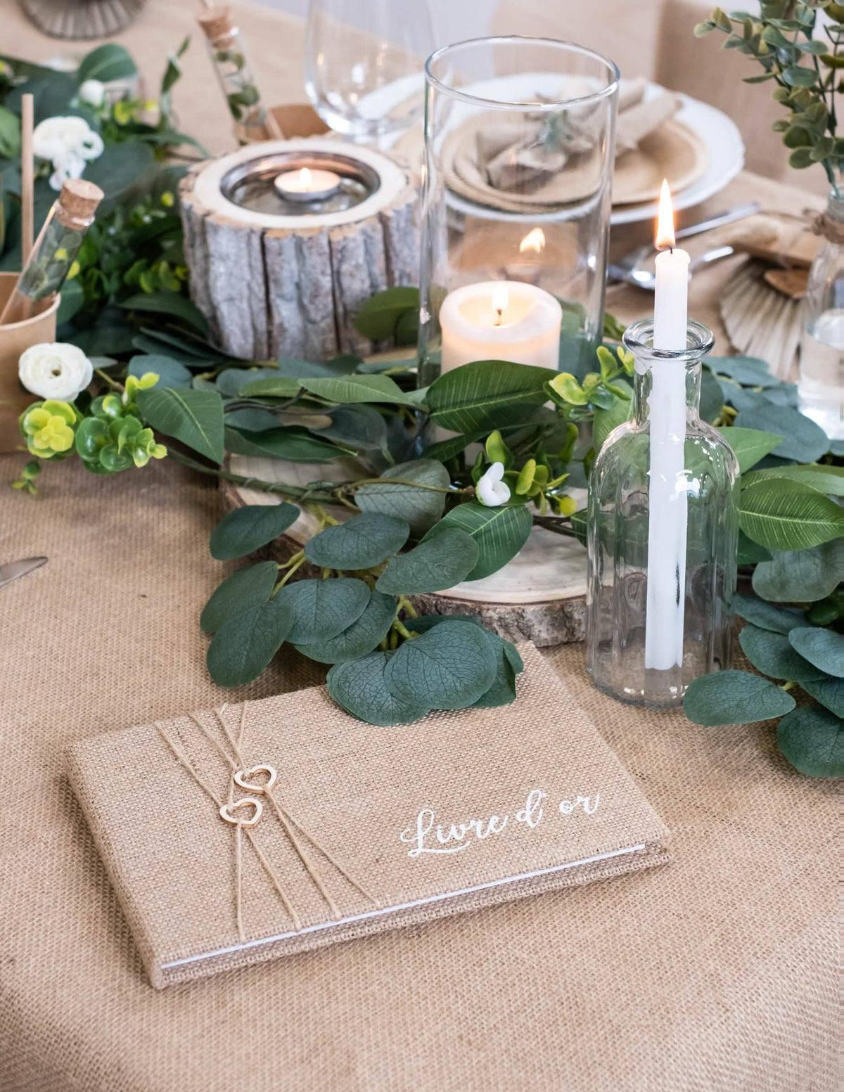 Encenação numa mesa campestre para o livro de ouro de casamento nature