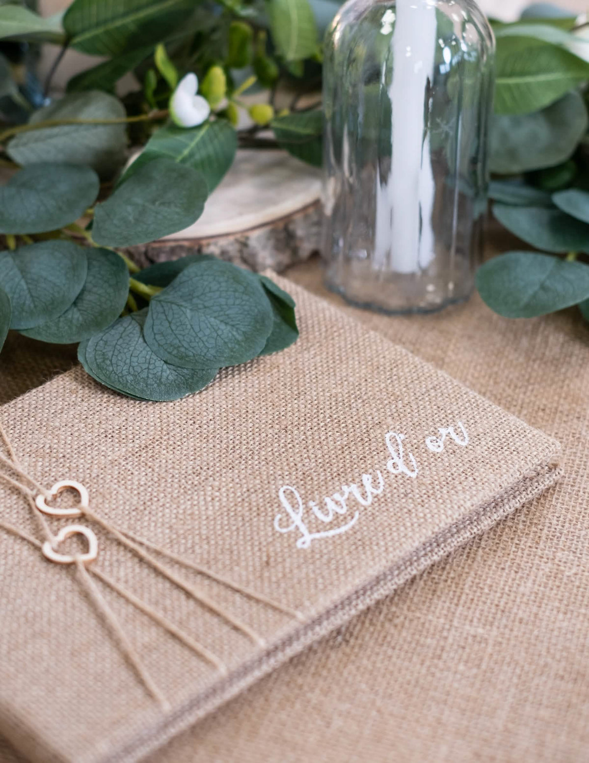 Detalhe da capa em juta e da inscrição do livro de honra casamento natureza