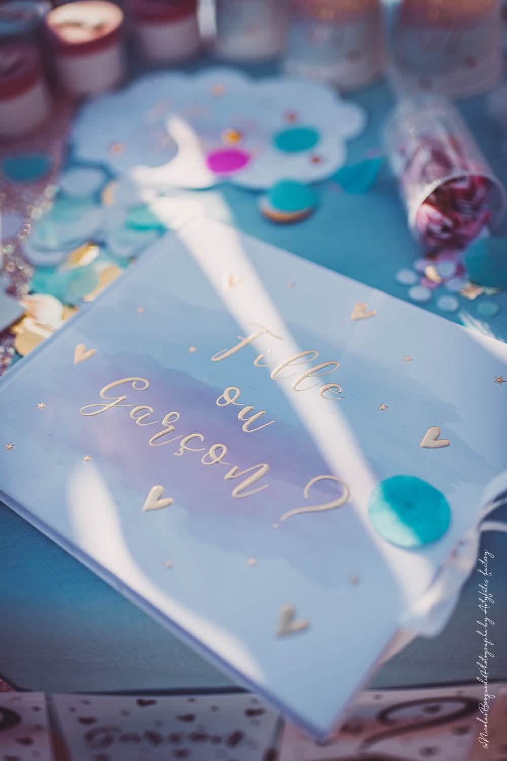 Grande plano da capa do livro de honra Menina ou menino para baby shower