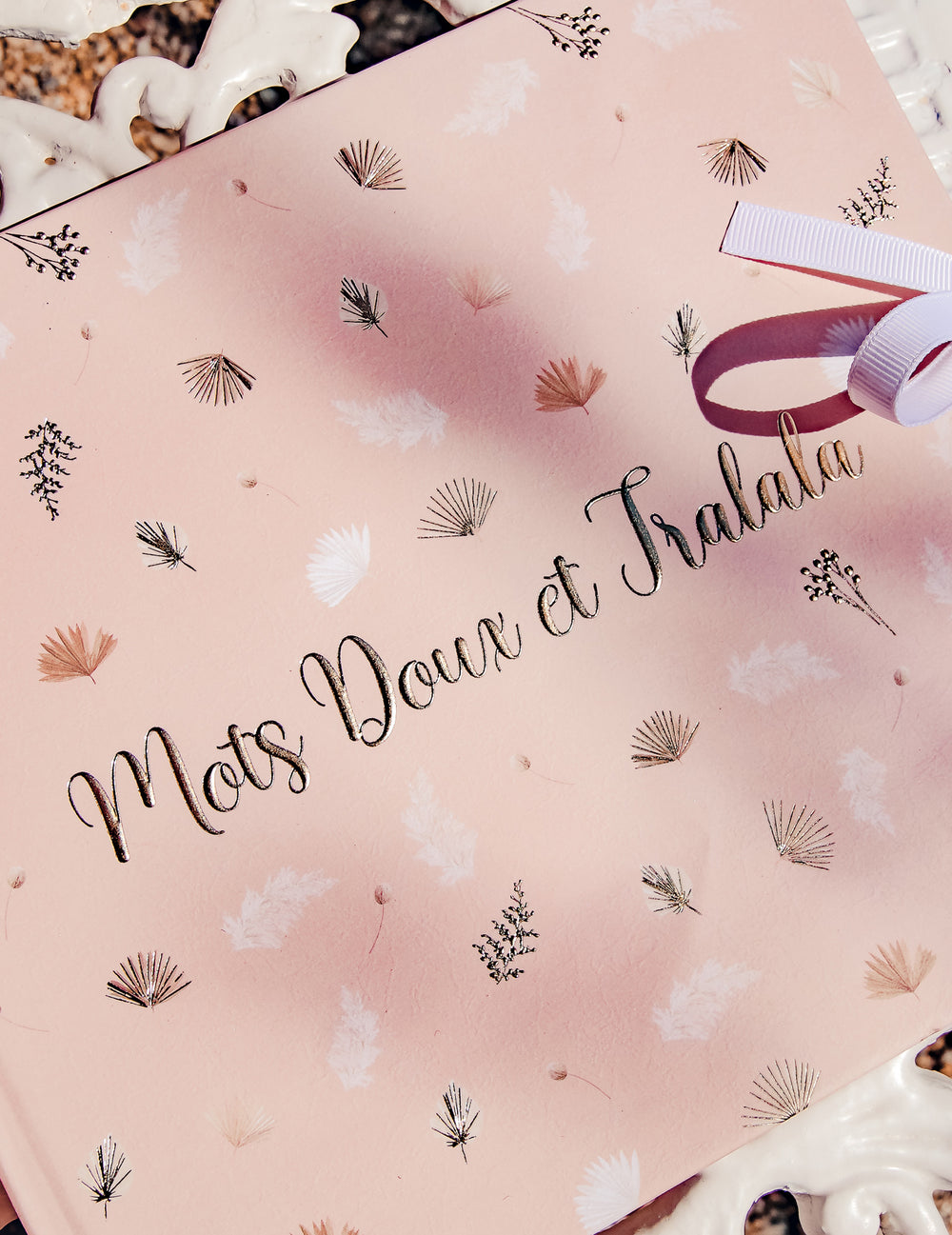 Détail du lettrage doré et du ruban du livre d'or boho