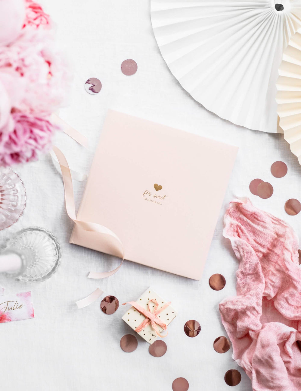 Mise en scène avec décorations du livre d'or mariage romantique
