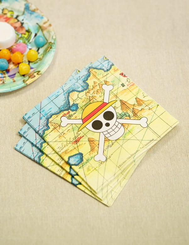 Gros plan sur le logo pirate des serviettes en papier One Piece