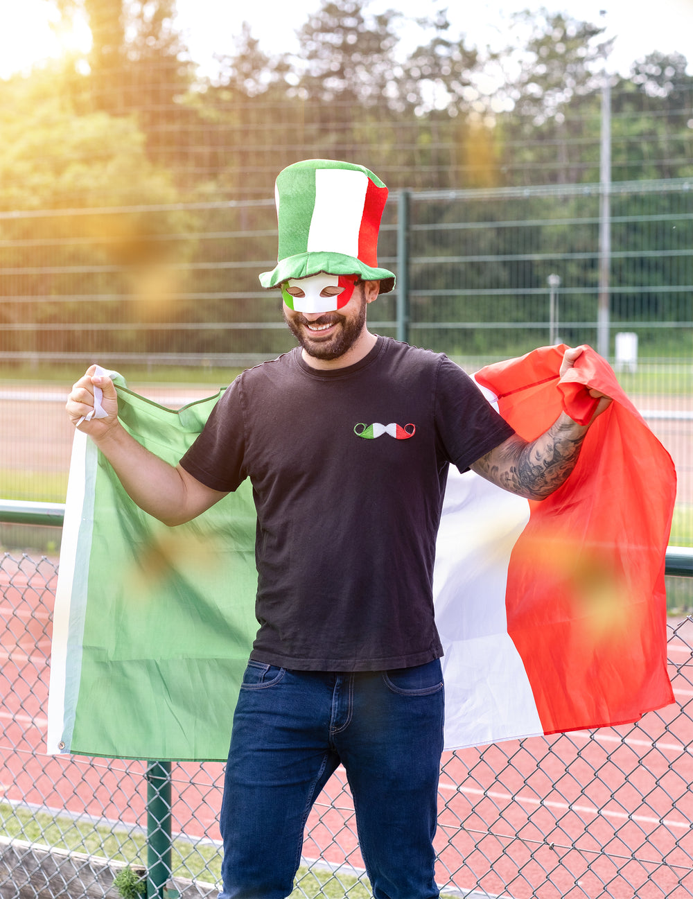 Mise en situation avec drapeau et chapeau de supporter du Loup Italie
