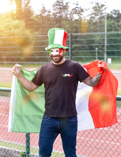 Mise en situation avec drapeau et chapeau de supporter du Loup Italie