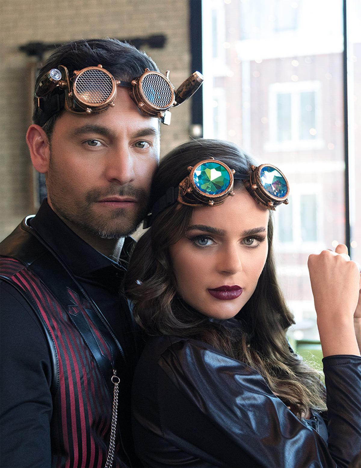 Mise en situation par un couple des lunettes avec verres prismes steampunk