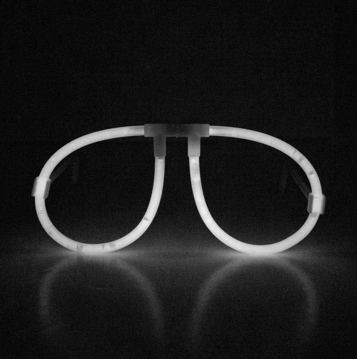 Vue de face illuminée blanche des lunettes phosphorescentes fluo