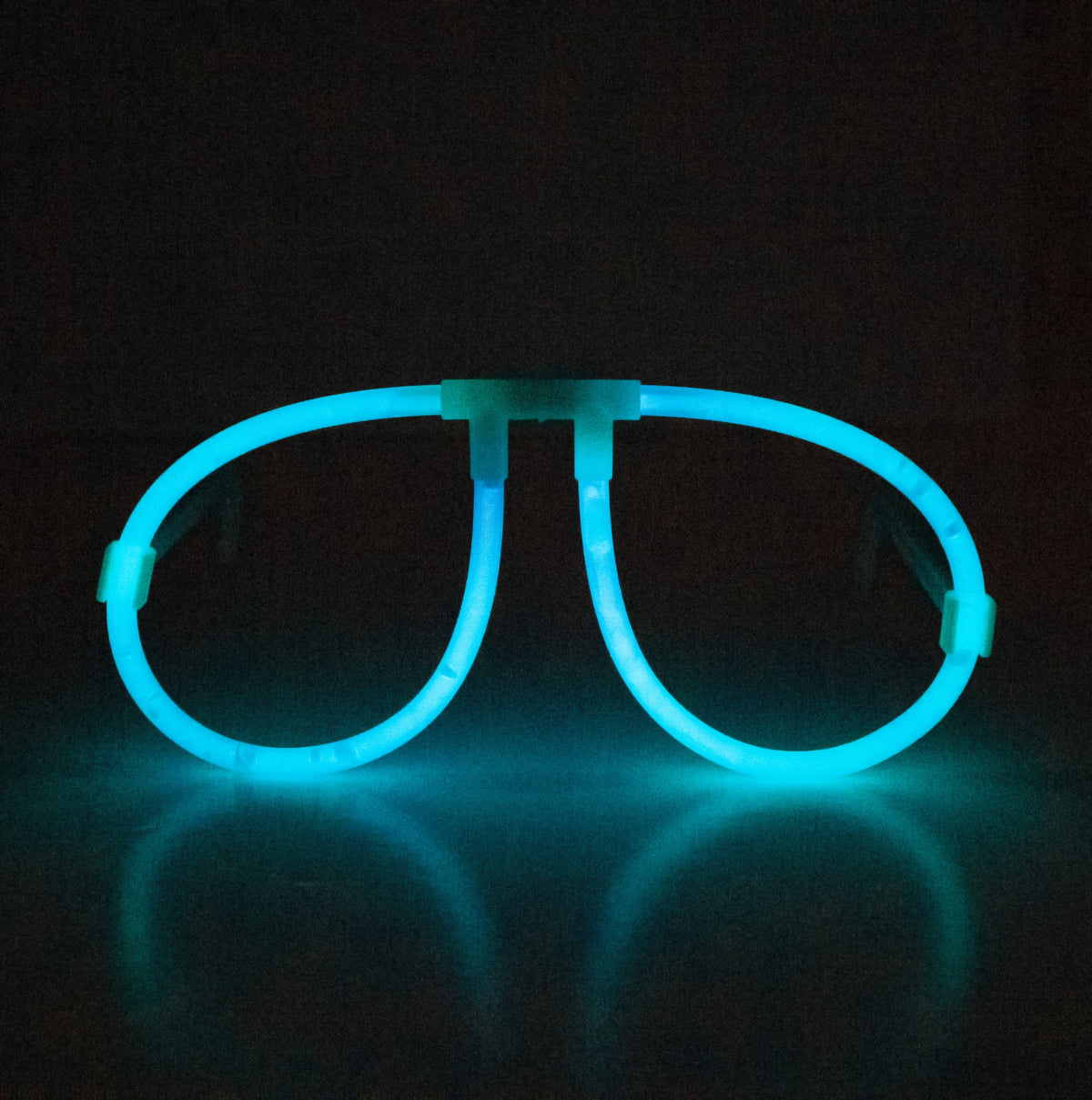 Vue de face illuminée bleue des lunettes phosphorescentes fluo