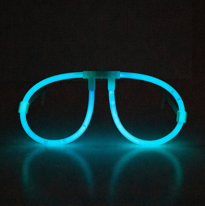 Vue de face illuminée bleue des lunettes phosphorescentes fluo
