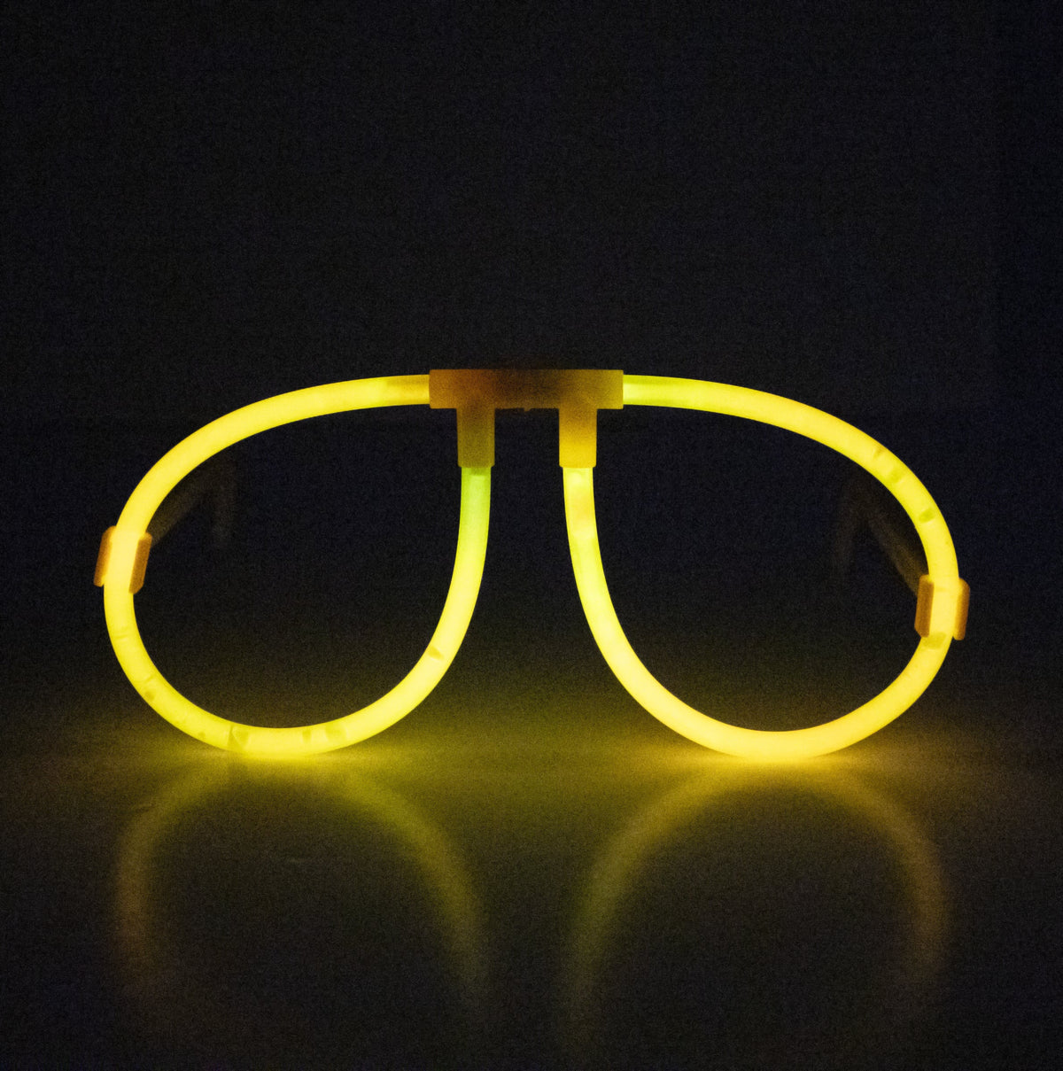 Vue de face illuminée jaune des lunettes phosphorescentes fluo