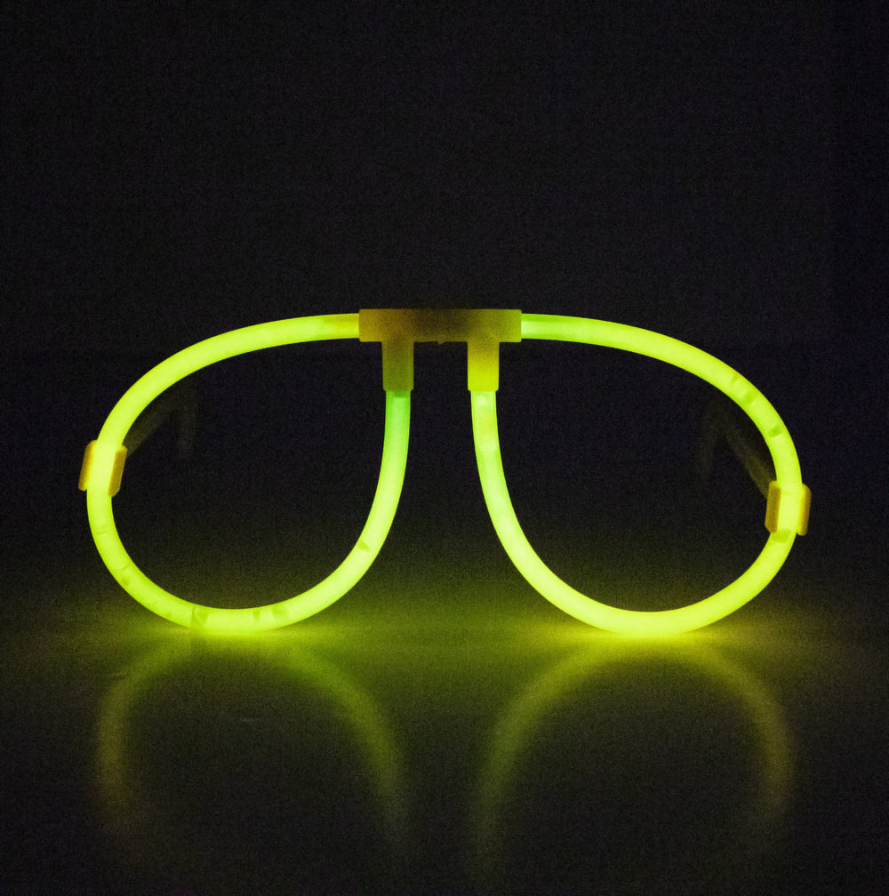 Vue de face illuminée verte des lunettes phosphorescentes fluo