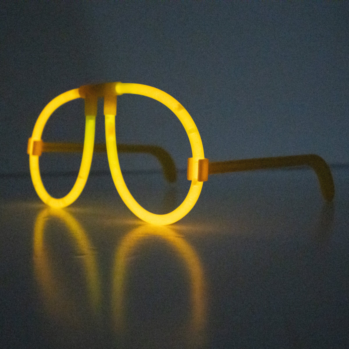 Vue de profil illuminée jaune des lunettes phosphorescentes fluo