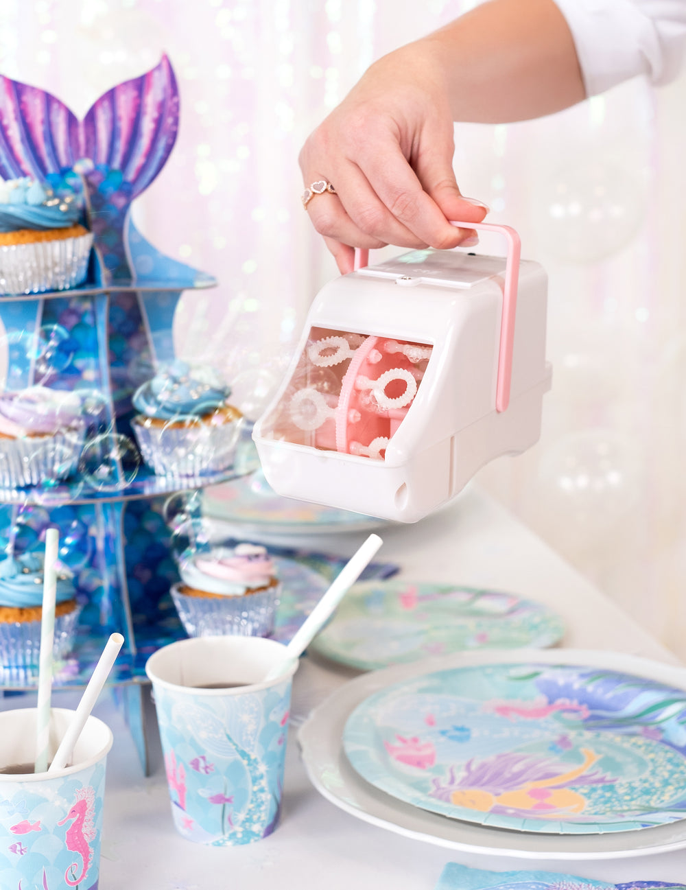 Mise en situation tenue par une main de la machine à bulles pour mariage