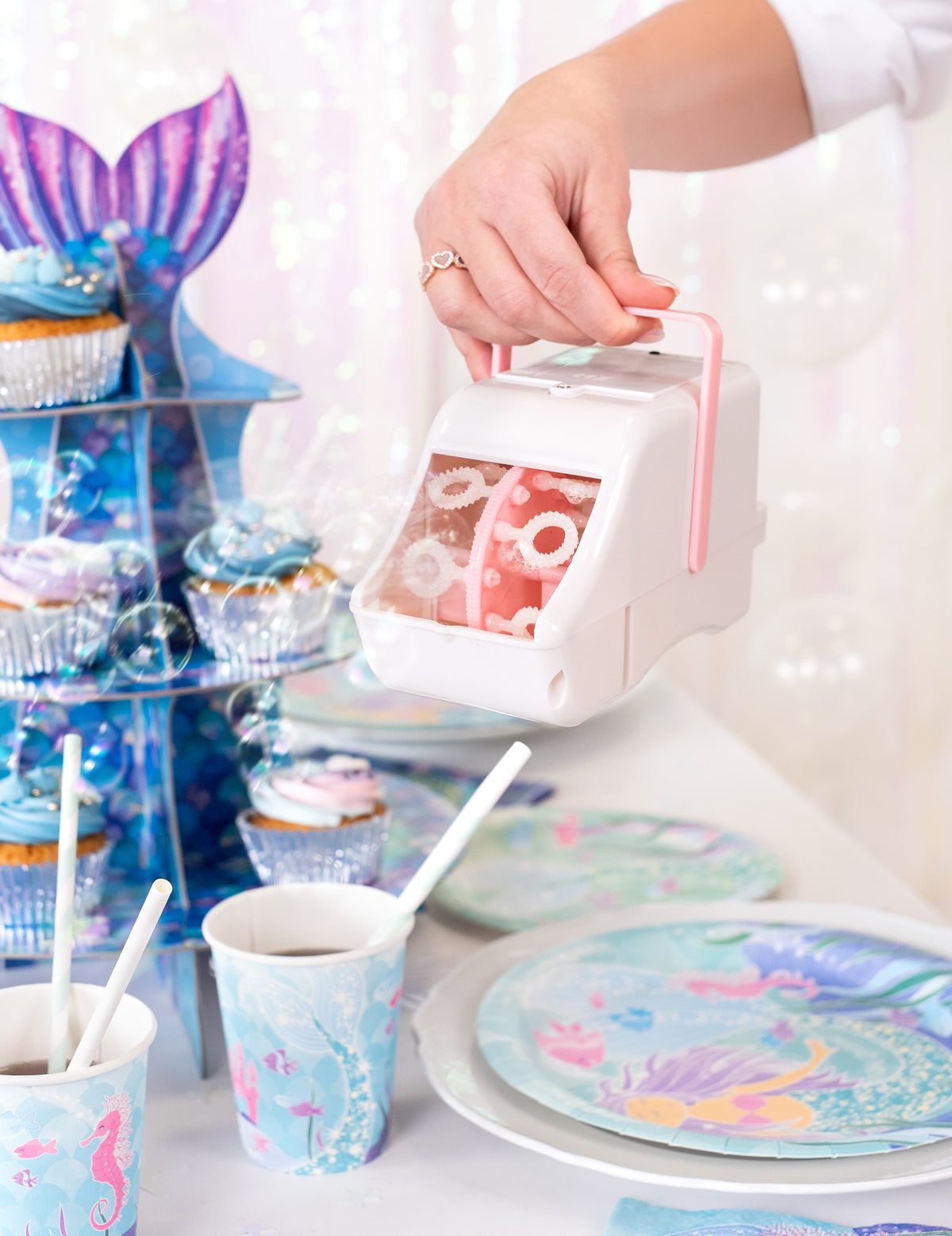 Mise en situation tenue par une main de la machine à bulles pour mariage