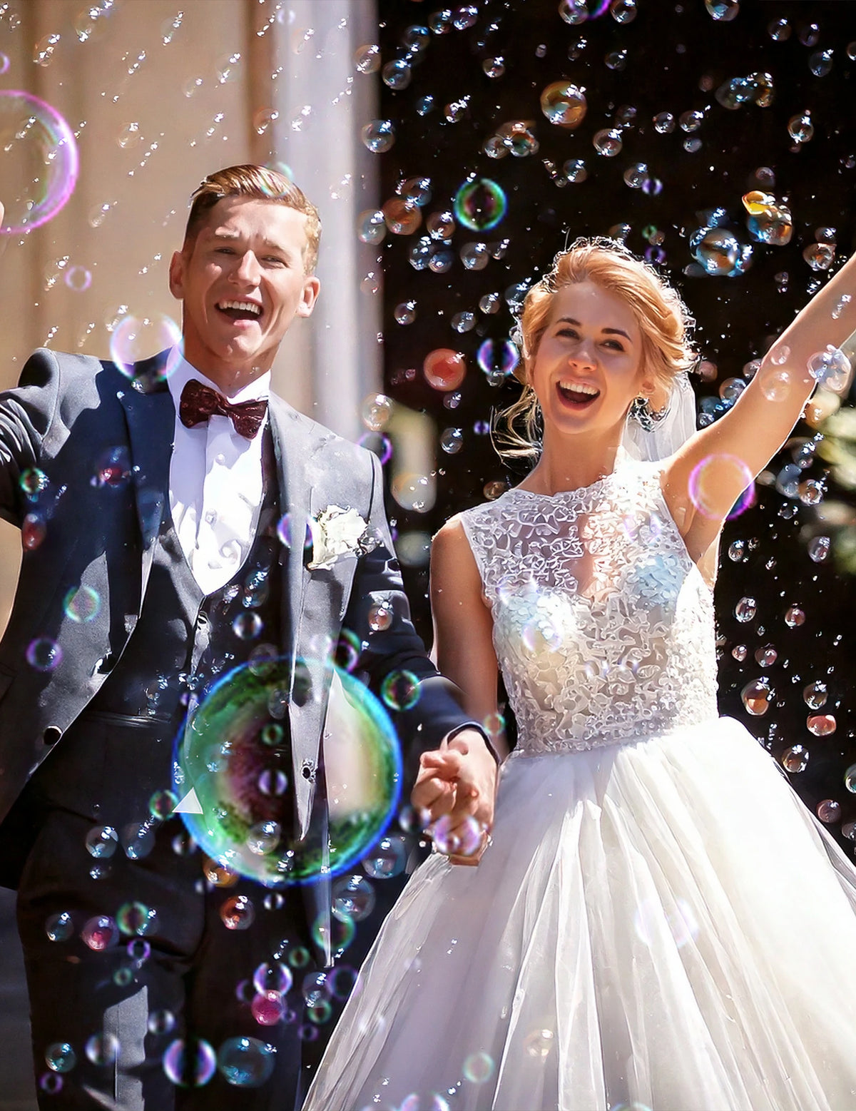 Bulles de savon entourant un couple de mariés de la machine à bulles pour mariage
