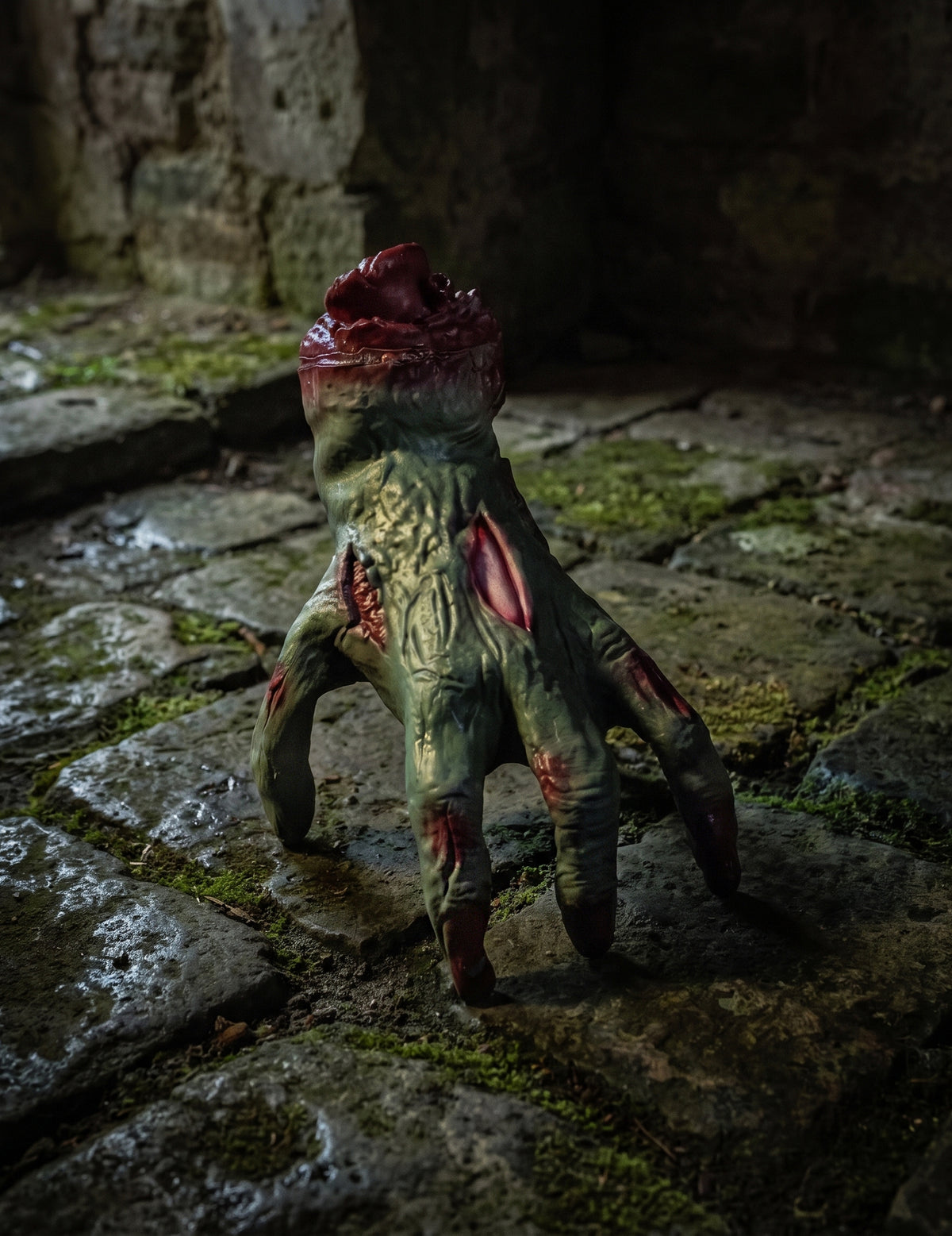 Mão de zombie com som e movimento 20 cm	