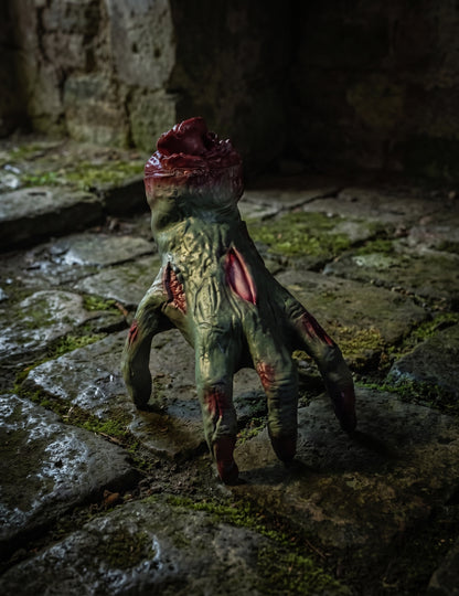 Mão de zombie com som e movimento 20 cm	