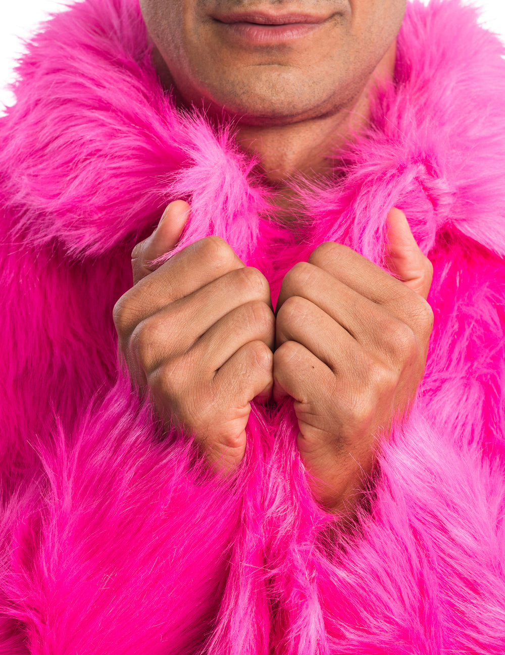 Gros plan sur la texture du manteau en fausse fourrure rose pour adulte