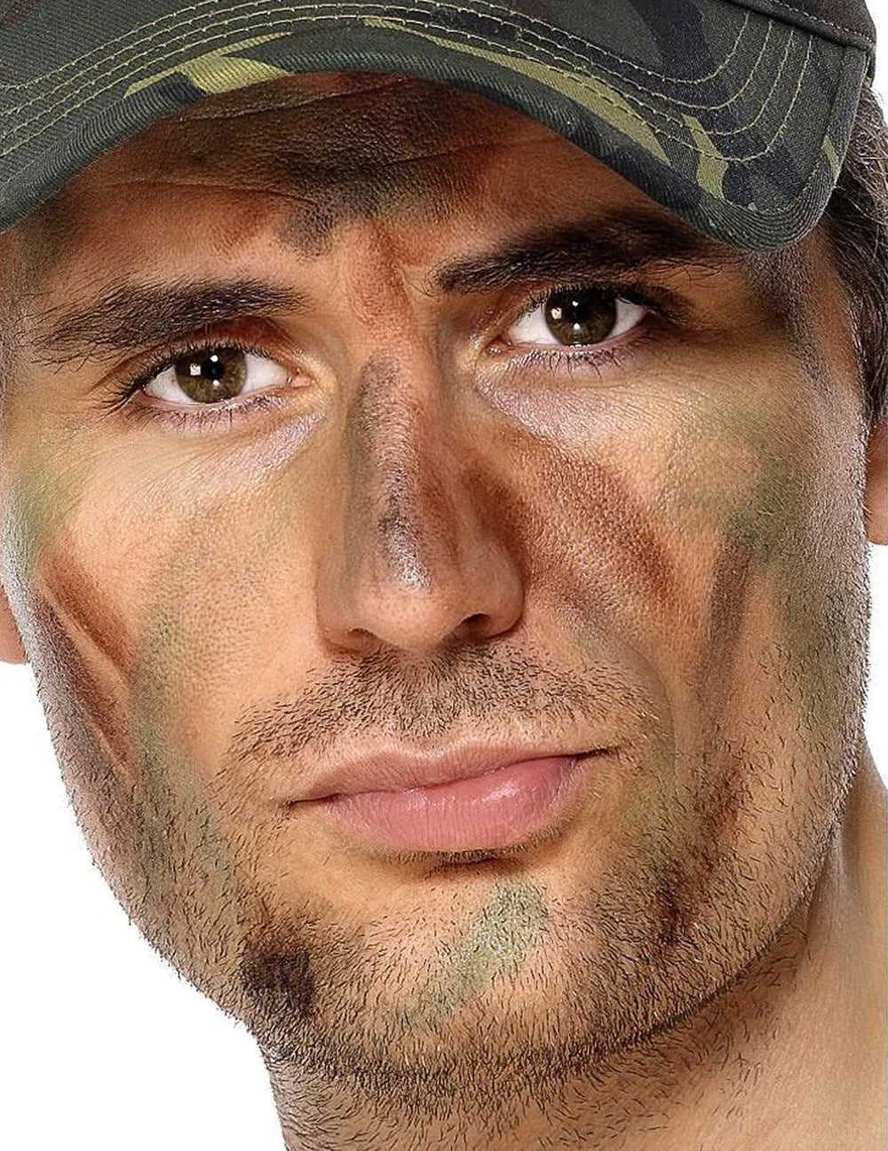 Gros plan sur le visage du maquillage militaire