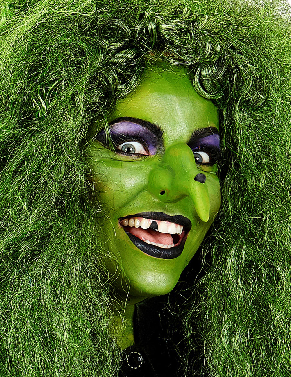 Mise en situation sur une sorcière du maquillage pour dent noire pour adulte