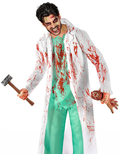 Mise en situation du marteau ancien pour déguisement tenu par un zombie