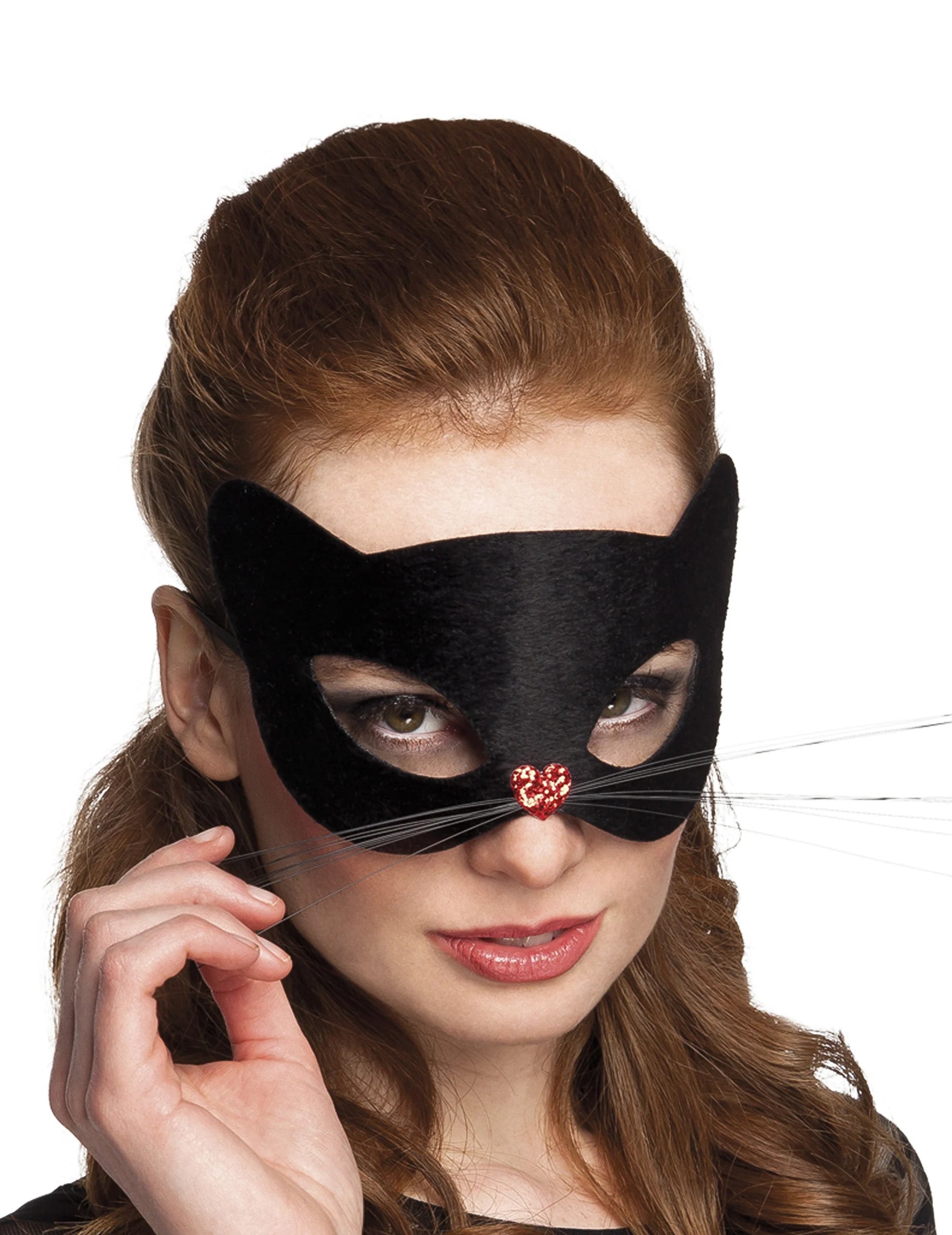 Vue de face portée du masque de chat pour femme noir avec nez coeur et moustaches