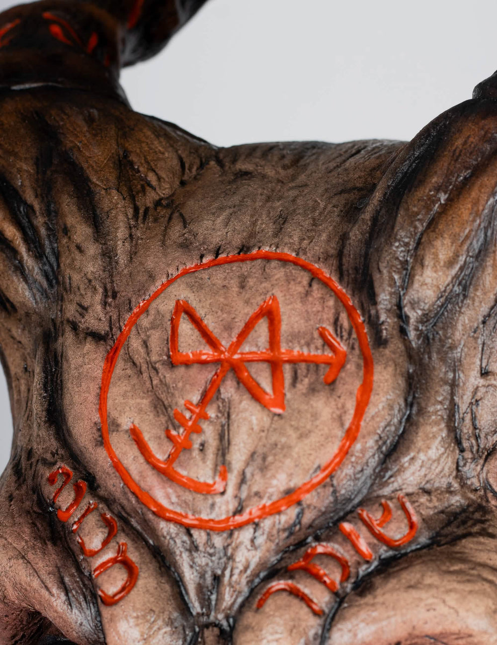 Gros plan sur le symbole et les runes orange du masque intégral monstre de l'apocalypse