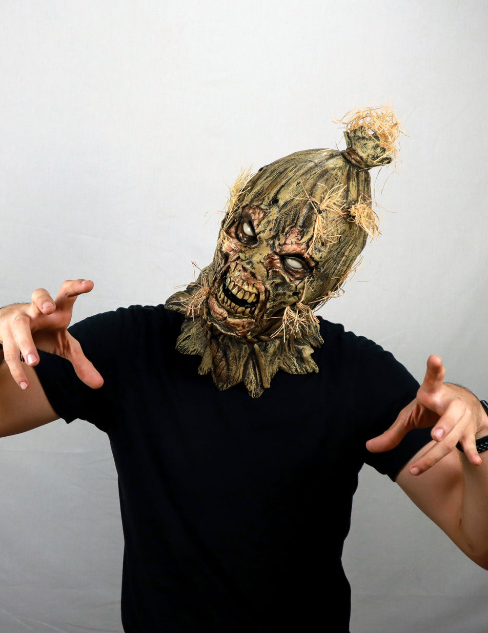 Mise en situation avec pose terrifiante du masque intégral zombie épouvantail