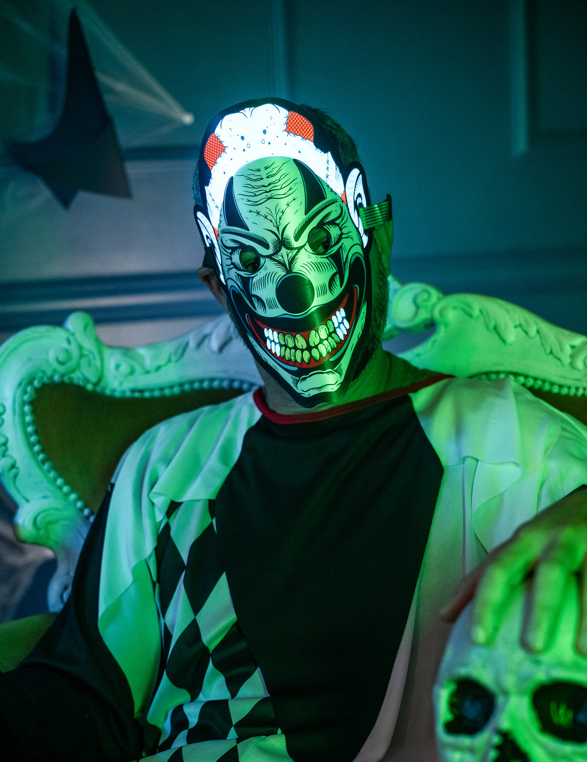 Mise en scène avec crâne du masque joker lumineux pour adulte