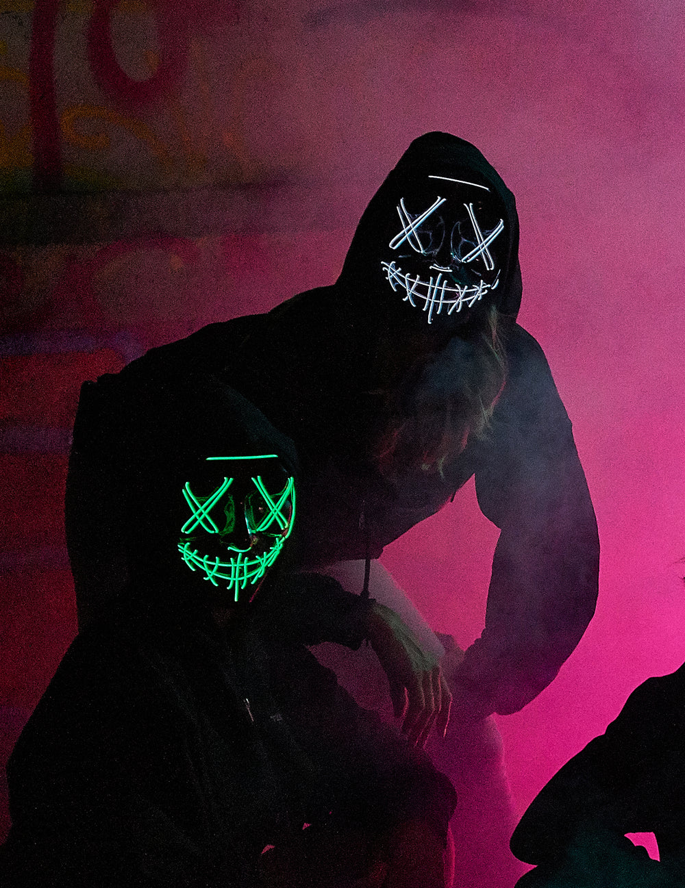 Mise en situation dans l'obscurité du masque led lumineux pour adulte vert