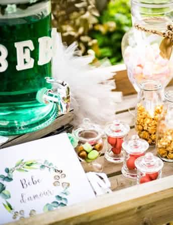 Encenação sobre a mesa de festa do mini bomboneiro de confeiteiro sobre pé em vidro
