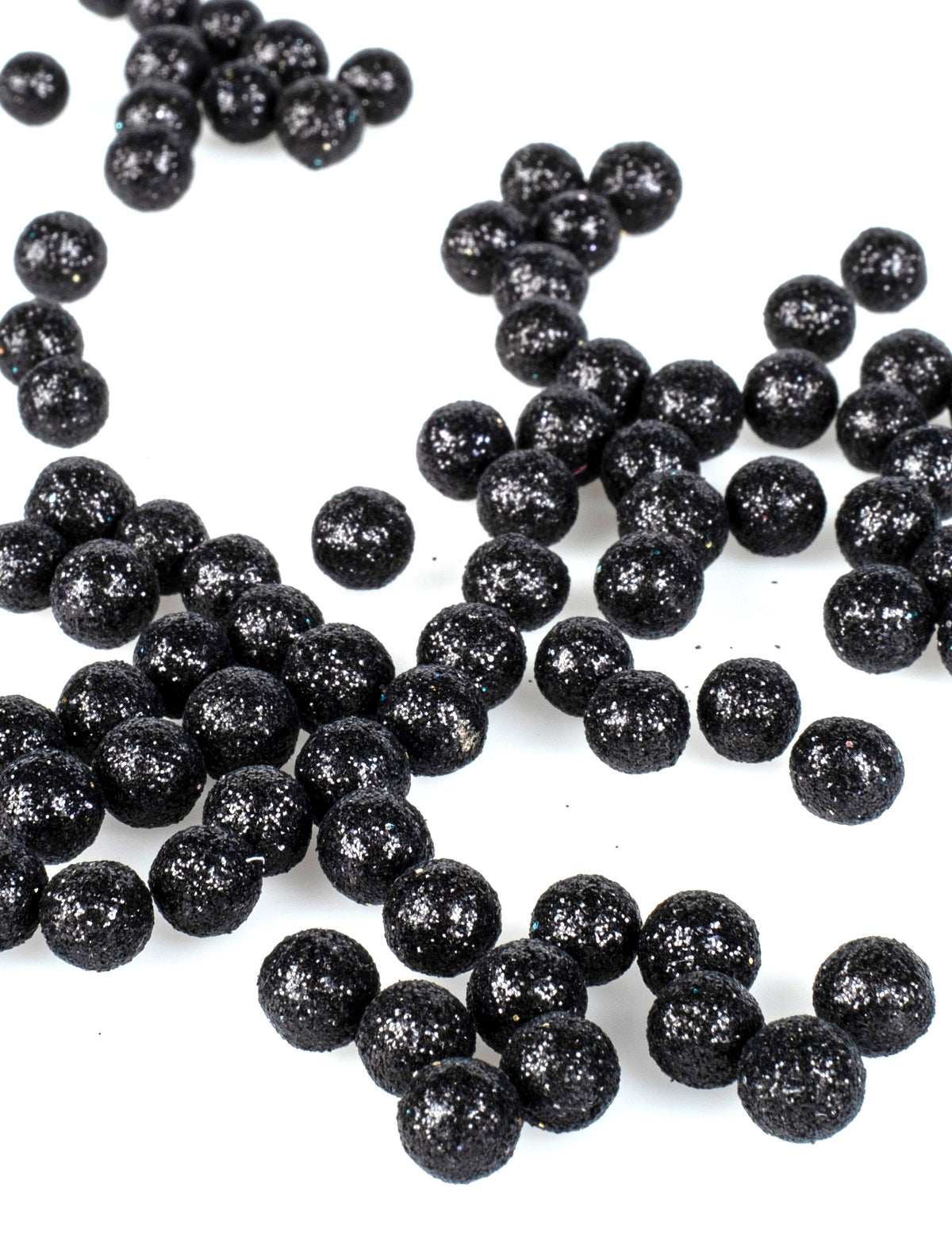 Gros plan sur les mini boules pailletées confettis de table chic