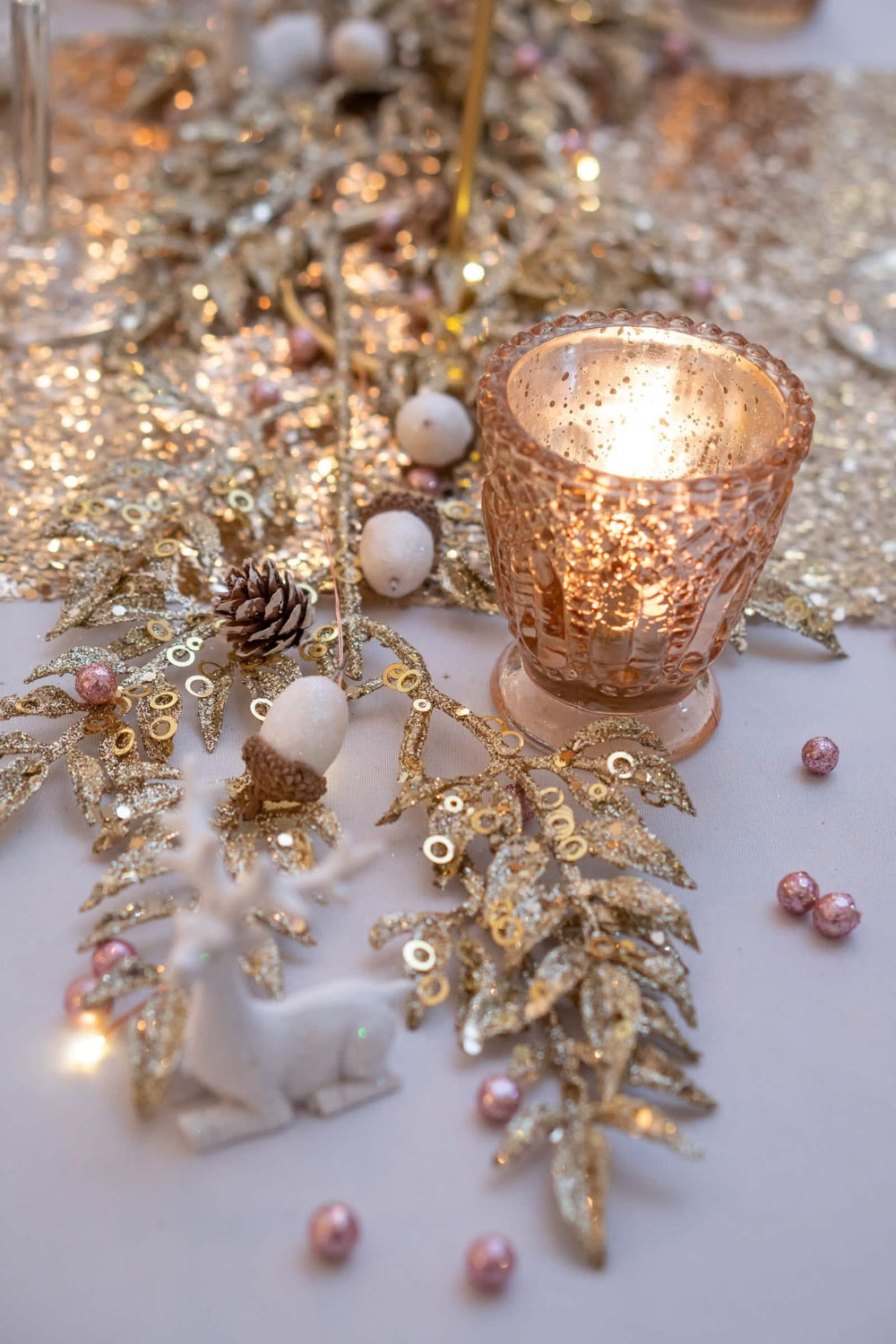 Encenação numa mesa de festa de mini bolas com glitter para decoração