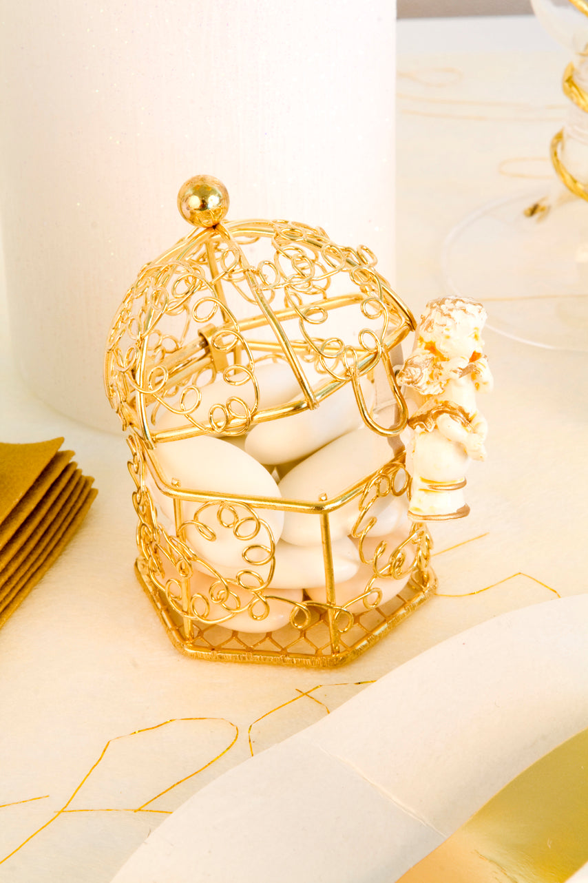 Mise en situation avec dragées de la mini cage à oiseaux en métal pour mariage