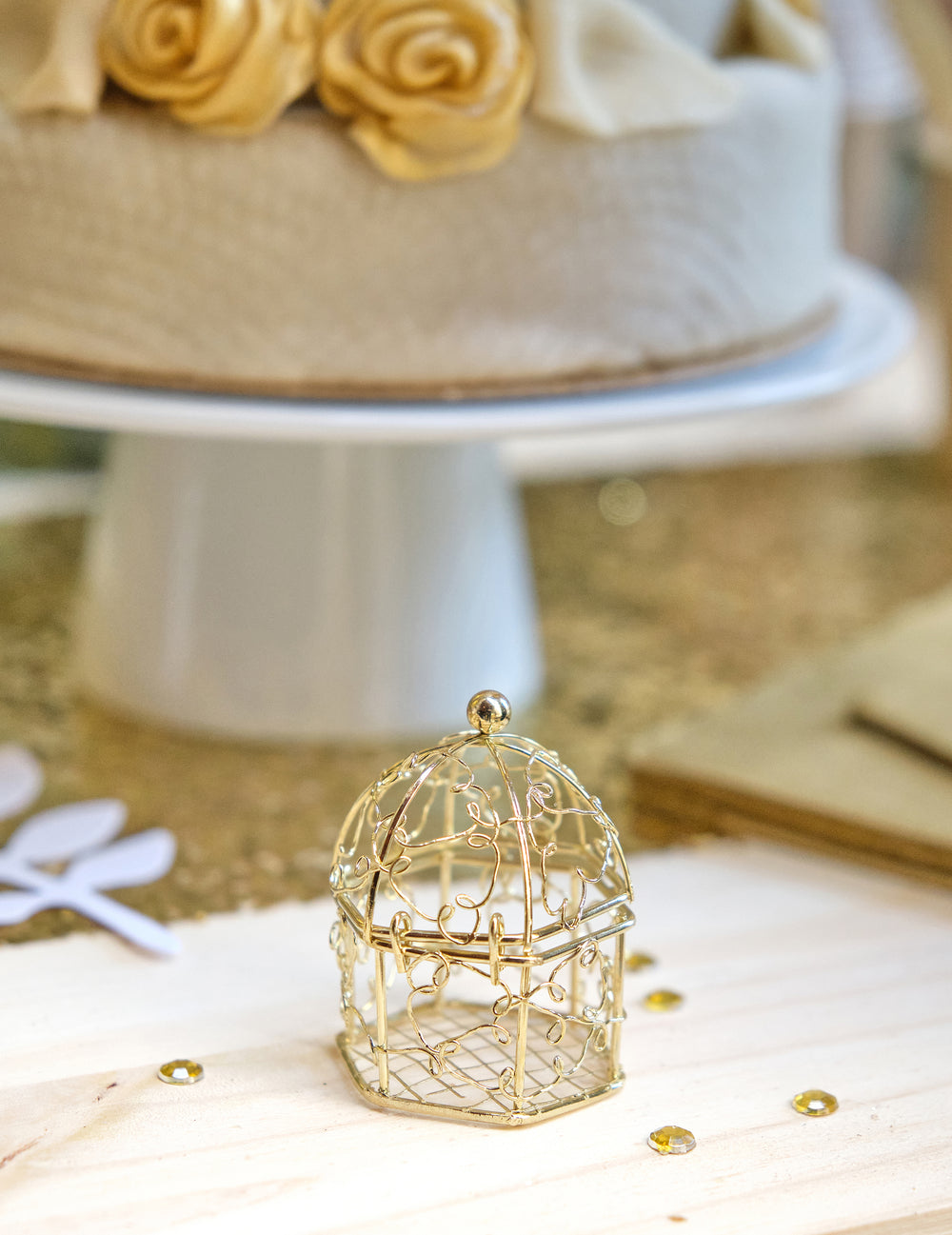 Mise en situation décorative de la mini cage à oiseaux en métal pour mariage