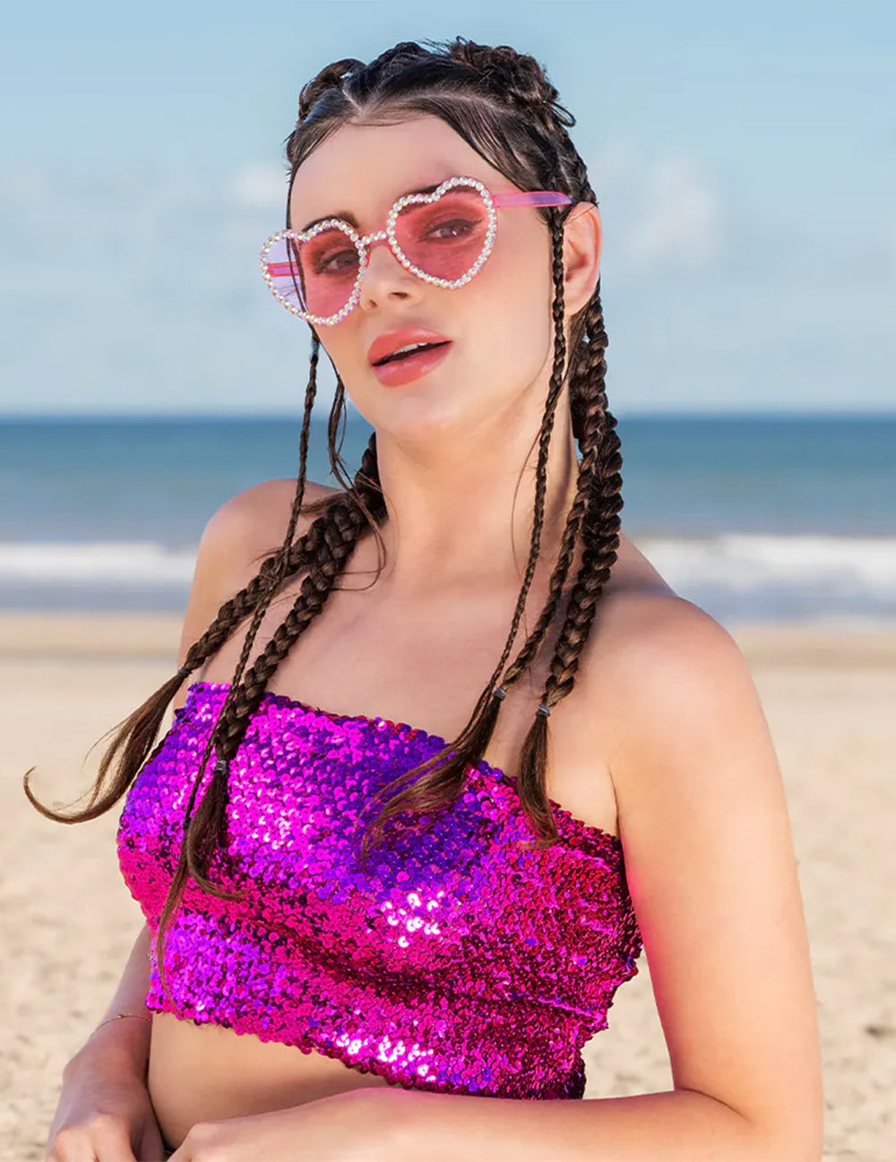 Portrait à la plage du mini top à sequins pour femme