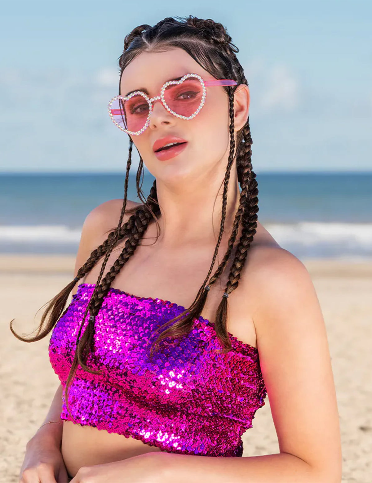 Portrait à la plage du mini top à sequins pour femme