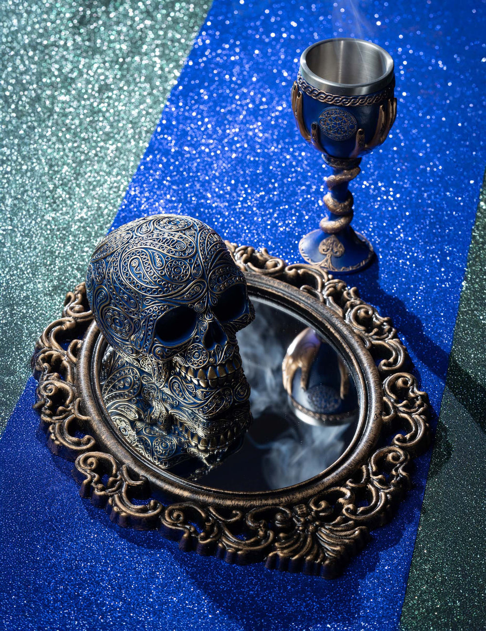 Mise en scène avec accessoires du miroir antique pour décoration noir et bronze