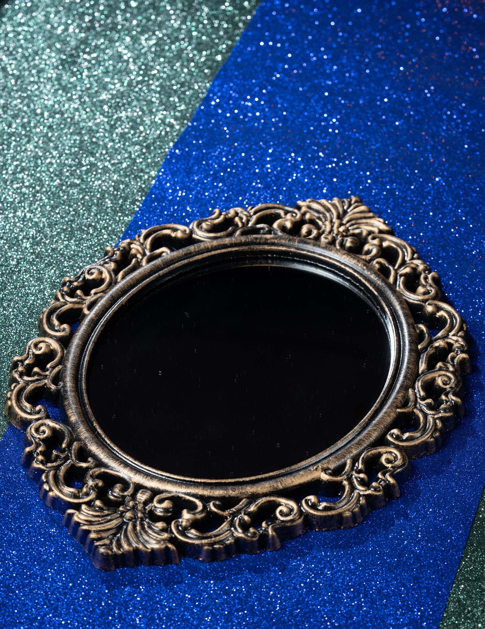 Vue en biais du miroir antique pour décoration noir et bronze