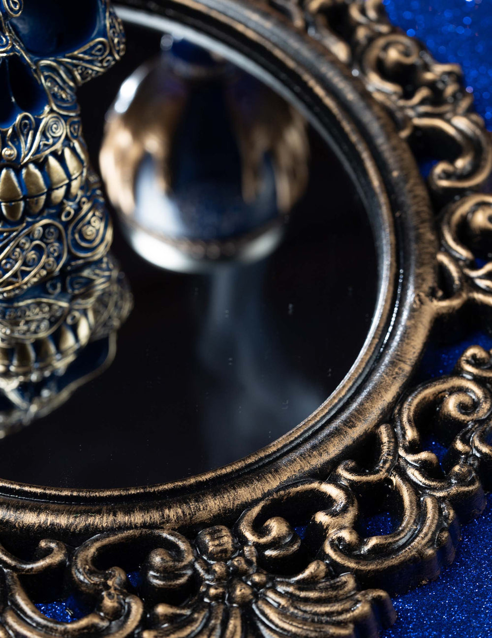 Détail des ornements du cadre du miroir antique pour décoration noir et bronze
