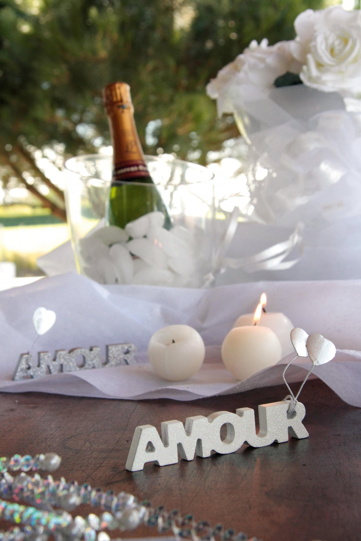 Mise en situation décorative du mot en bois amour pour mariage blanc pailleté