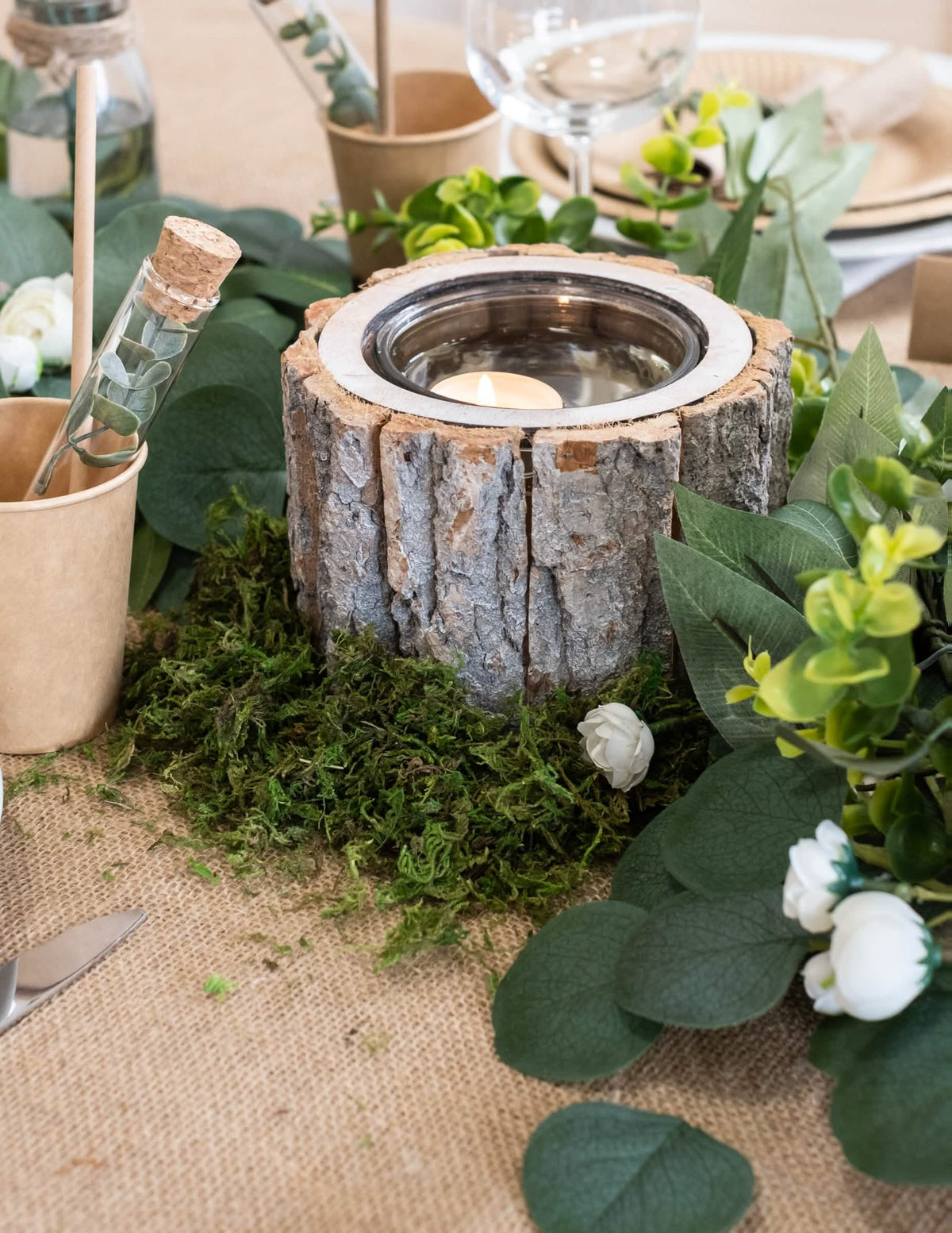 Mise em cena em torno de um castiçal de musgo vegetal seco decoração natural