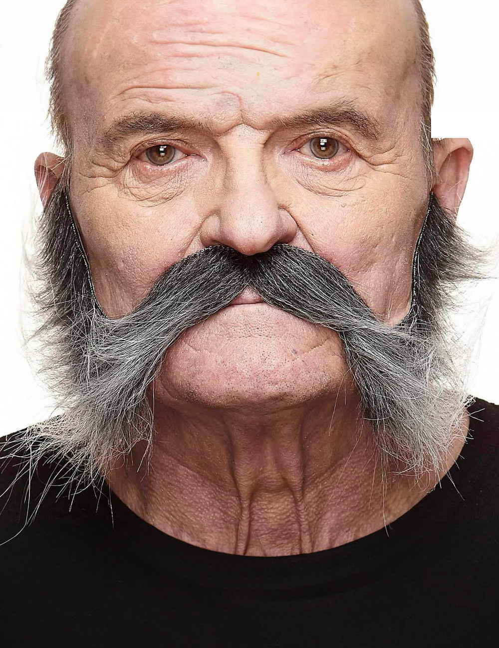 Bigode com patilhas acinzentado para homem cinzento e preto