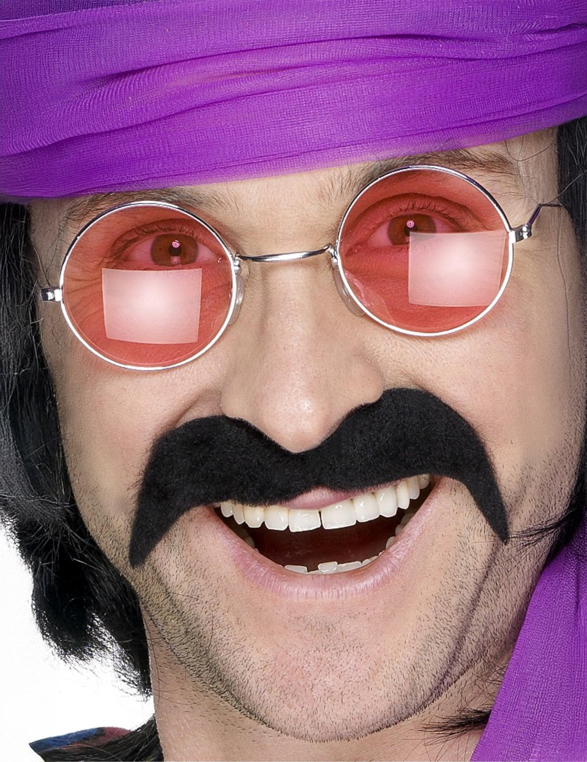 Gros plan sur le rendu porté de la moustache années 70'