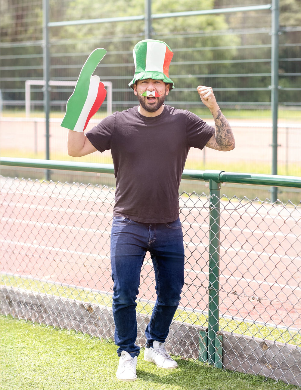 Mise en situation de la moustache supporter Italie pour adulte